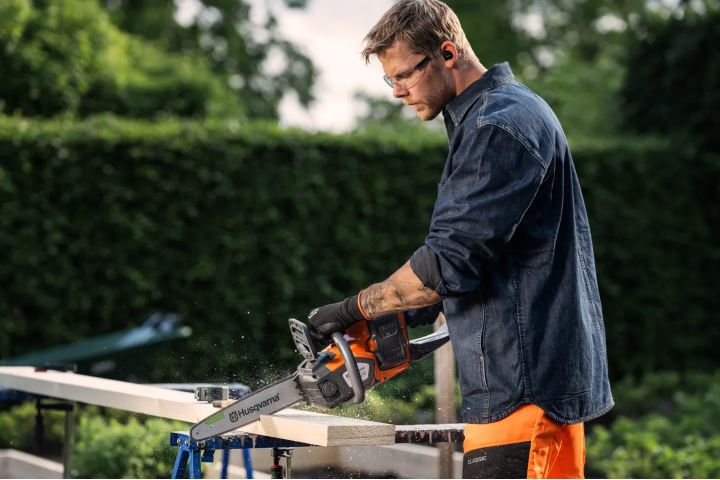 Купити Пила Husqvarna 215i KIT (АКБ+ЗП) (9707920-04). Офіційний магазин Хускварна Україна, фірмова гарантія з доставкою по Украіні