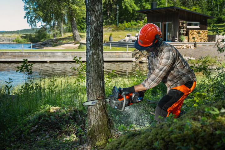 Купити Пила Husqvarna 242i KIT (АКБ+ЗП) (9708384-03). Офіційний магазин Хускварна Україна, фірмова гарантія з доставкою по Украіні