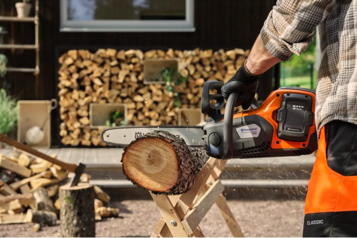 Купити Пила Husqvarna 242i KIT (АКБ+ЗП) (9708384-03). Офіційний магазин Хускварна Україна, фірмова гарантія з доставкою по Украіні