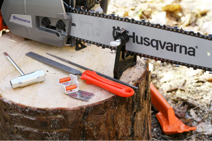 Купити Струбцина для фіксації пили Husqvarna, до будь-якої моделі (5056652-56). Офіційний магазин Хускварна Україна, фірмова гарантія з доставкою по Украіні