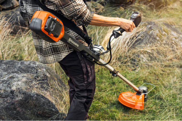 Купити Травокосарка Husqvarna 220iR KIT (АКБ+ЗП) (9707544-02). Офіційний магазин Хускварна Україна, фірмова гарантія з доставкою по Украіні