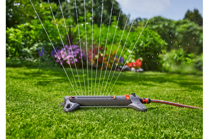 Купити Дощувач Gardena AquaZoom M осцилюючий (18712-20.000.00). Офіційний магазин Хускварна Україна, фірмова гарантія з доставкою по Украіні
