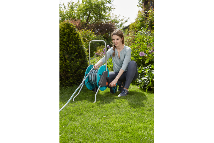 Купити Візок для шланга Gardena AquaRoll M Set + комплект для полива, 20 м (18513-20.000.00). Офіційний магазин Хускварна Україна, фірмова гарантія з доставкою по Украіні