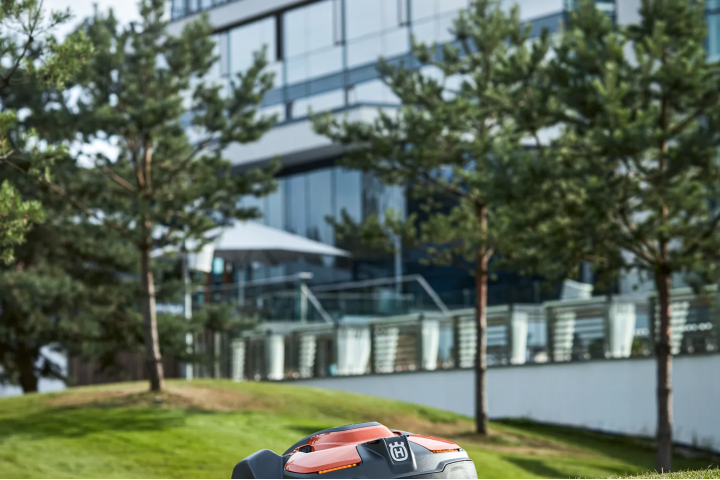 Купити Газонокосарка-робот Husqvarna AM 550 з системою EPOS (9706567-11). Офіційний магазин Хускварна Україна, фірмова гарантія з доставкою по Украіні