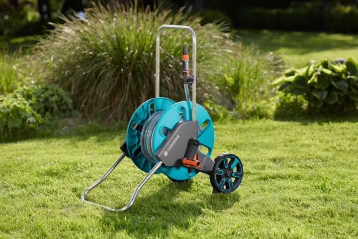 Купити Візок для шланга Gardena AquaRoll M Set + комплект для полива, 20 м (18513-20.000.00). Офіційний магазин Хускварна Україна, фірмова гарантія з доставкою по Украіні