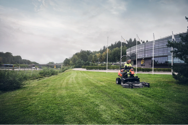 Купити Райдер Husqvarna P 525DX + Кабіна (9679854-01). Офіційний магазин Хускварна Україна, фірмова гарантія з доставкою по Украіні