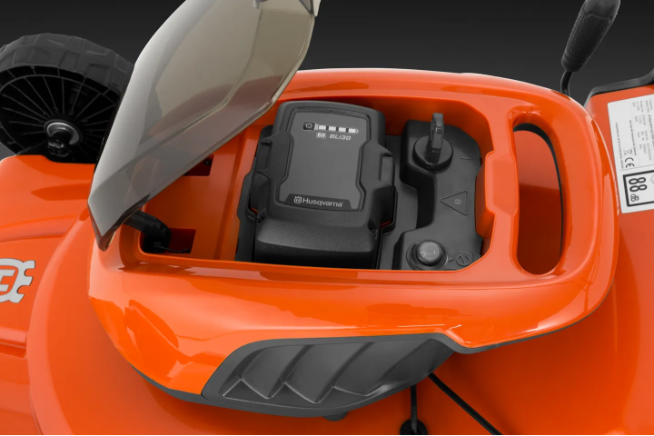 Купити Газонокосарка акумуляторна Husqvarna LC 142i КІТ (АКБ+ЗП) (9705418-04). Офіційний магазин Хускварна Україна, фірмова гарантія з доставкою по Украіні