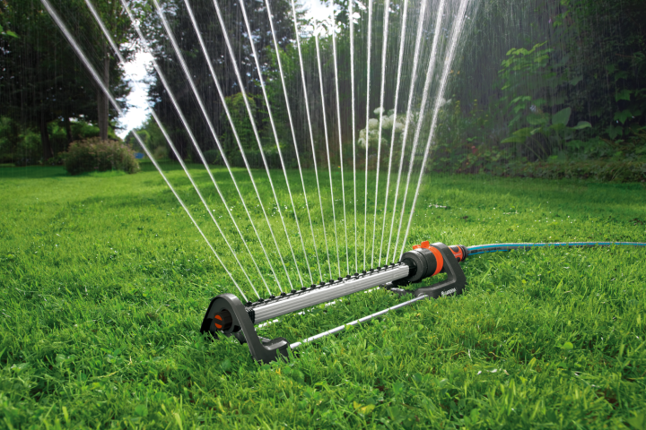 Купить Дождеватель Gardena Aqua L осциллирующий (18704-20.000.00). Официальный магазин Хускварна Украина, фирменная гарантия с доставкой по Украине.