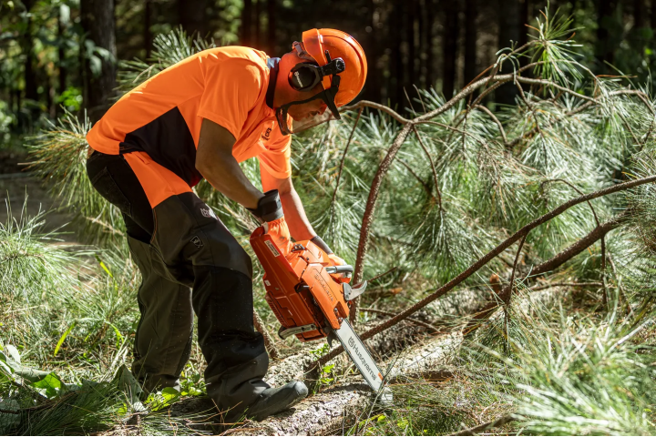 Купити Бензопила Husqvarna 61 (9670623-18). Офіційний магазин Хускварна Україна, фірмова гарантія з доставкою по Украіні