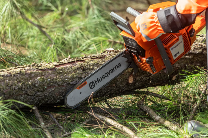 Купити Бензопила Husqvarna 61 (9670623-18). Офіційний магазин Хускварна Україна, фірмова гарантія з доставкою по Украіні