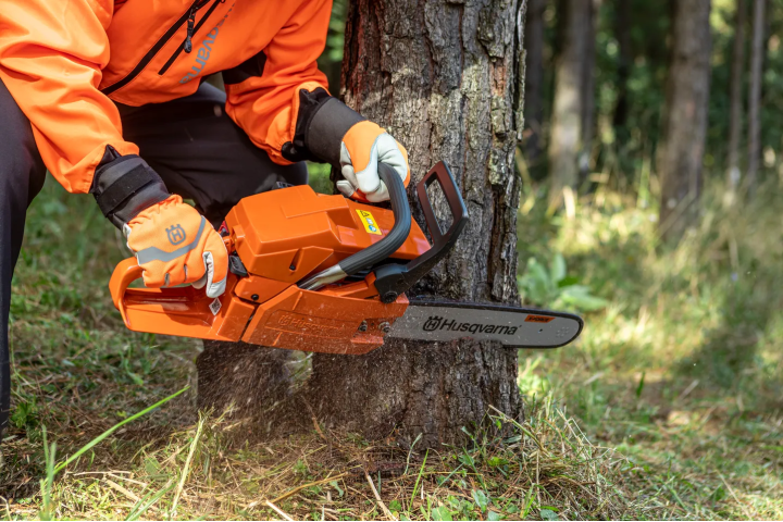 Купити Бензопила Husqvarna 61 (9670623-18). Офіційний магазин Хускварна Україна, фірмова гарантія з доставкою по Украіні