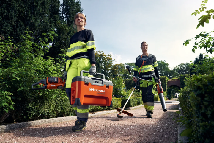 Купити Зарядний пристрій Husqvarna 40-C1000x4 (9707048-01). Офіційний магазин Хускварна Україна, фірмова гарантія з доставкою по Украіні