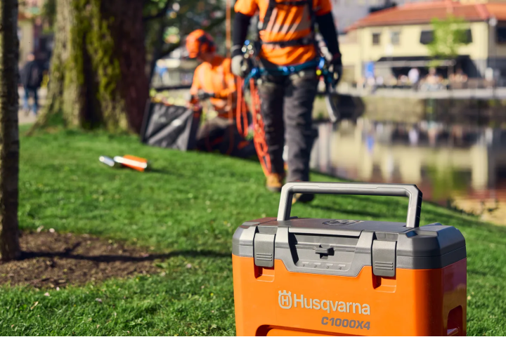 Купити Зарядний пристрій Husqvarna 40-C1000x4 (9707048-01). Офіційний магазин Хускварна Україна, фірмова гарантія з доставкою по Украіні