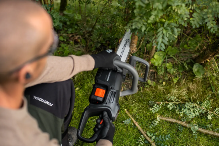 Купити Акумуляторна пила Husqvarna Aspire C15X-P4A KIT (АКБ+ЗП) (9707205-04). Офіційний магазин Хускварна Україна, фірмова гарантія з доставкою по Украіні