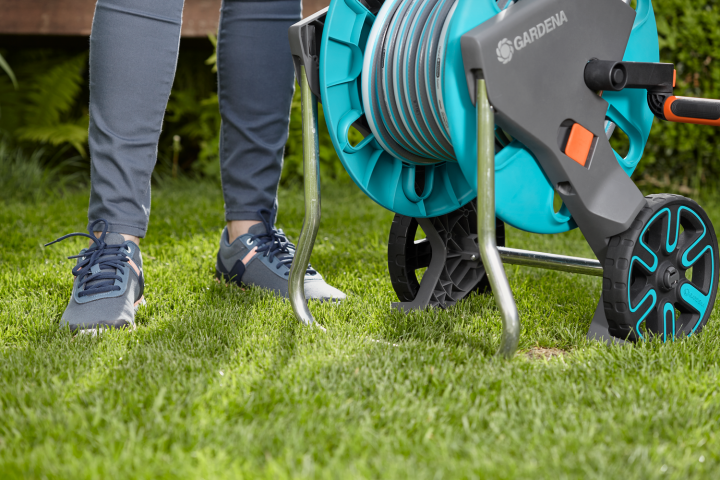 Купити Візок для шланга Gardena AquaRoll M Set + комплект для полива, 20 м (18513-20.000.00). Офіційний магазин Хускварна Україна, фірмова гарантія з доставкою по Украіні