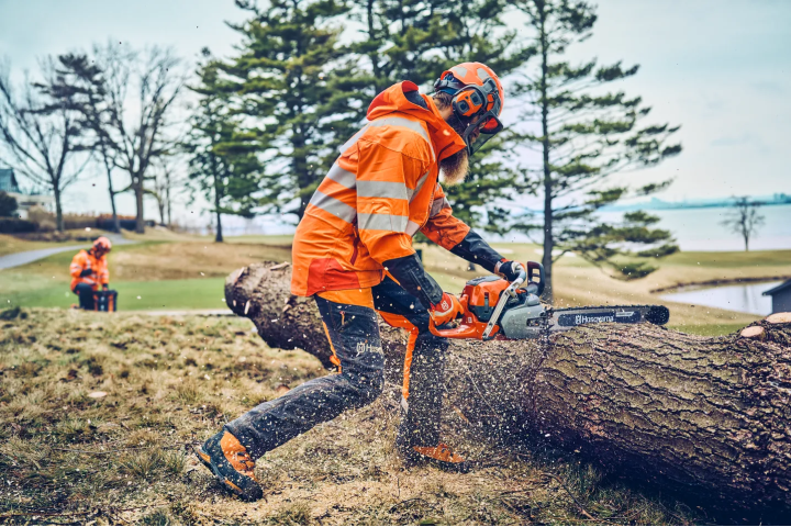 Купити Професійна бензопила Husqvarna 562XP II (9706635-18). Офіційний магазин Хускварна Україна, фірмова гарантія з доставкою по Украіні