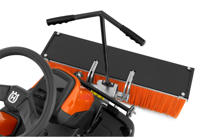 Купить Щетка пассивная Husqvarna 100 см до райдеров R 200-й серии (5472891-01). Официальный магазин Хускварна Украина, фирменная гарантия с доставкой по Украине.