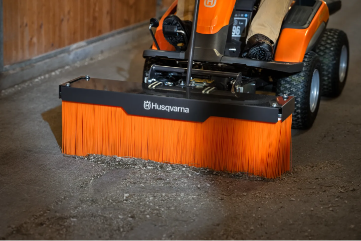 Купить Щетка пассивная Husqvarna 100 см до райдеров R 200-й серии (5472891-01). Официальный магазин Хускварна Украина, фирменная гарантия с доставкой по Украине.