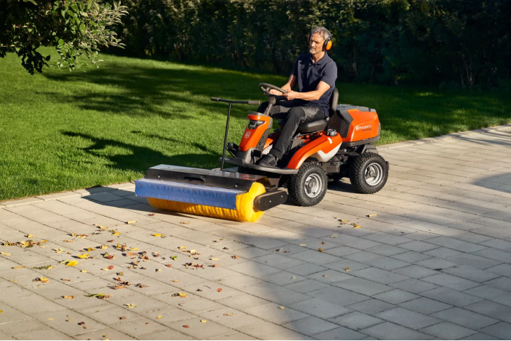 Купити Щітка Husqvarna для райдера R213C (5870247-01). Офіційний магазин Хускварна Україна, фірмова гарантія з доставкою по Украіні