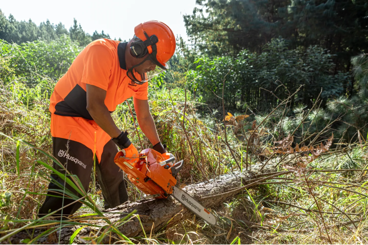 Купити Бензопила Husqvarna 272XP (9656816-18). Офіційний магазин Хускварна Україна, фірмова гарантія з доставкою по Украіні