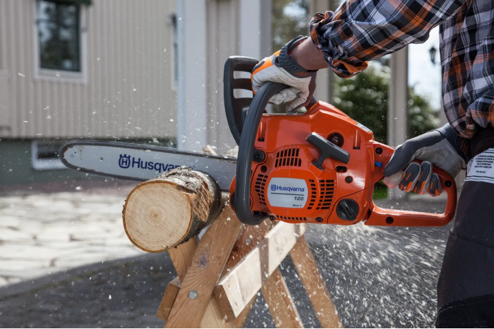 Купити Бензопила Husqvarna 120 II (9678619-03). Офіційний магазин Хускварна Україна, фірмова гарантія з доставкою по Украіні