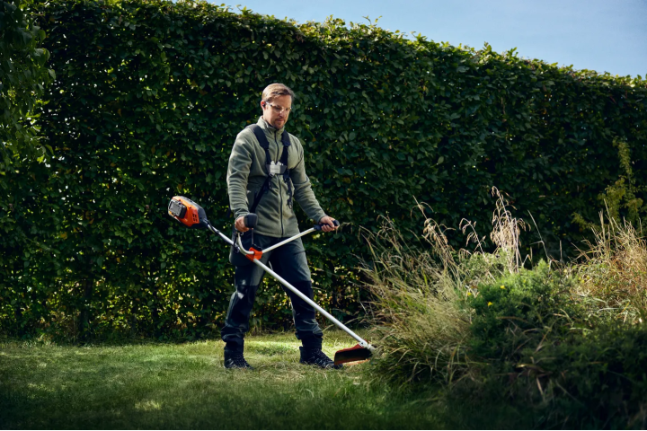 Купити Акумуляторна травокосарка Husqvarna 325iR 800W (9705669-01). Офіційний магазин Хускварна Україна, фірмова гарантія з доставкою по Украіні