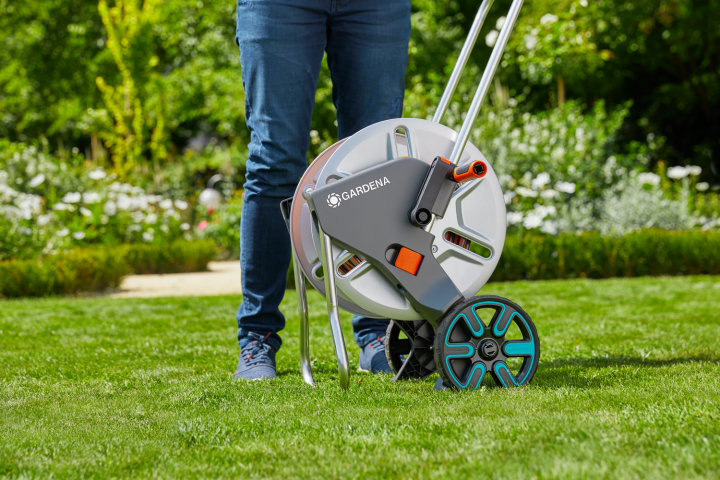 Купити Візок для шланга GARDENA AquaRoll M Metal (18540-20.000.00). Офіційний магазин Хускварна Україна, фірмова гарантія з доставкою по Украіні