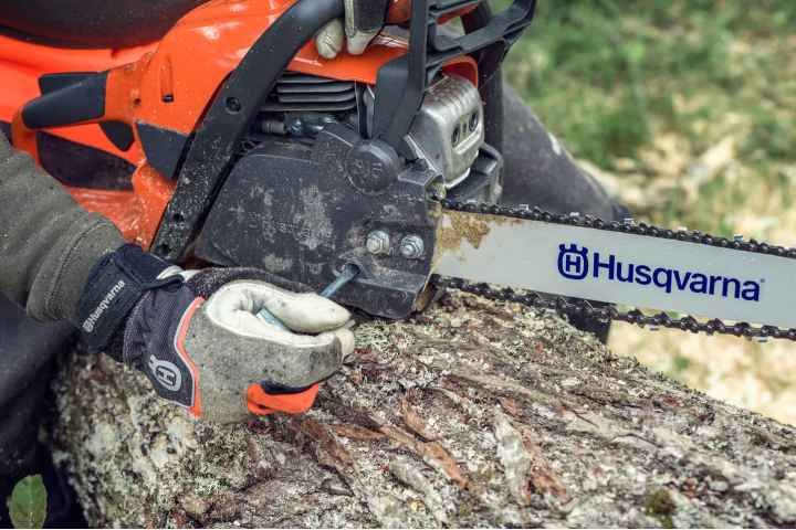Купити Бензопила Husqvarna 135 II (9678618-14). Офіційний магазин Хускварна Україна, фірмова гарантія з доставкою по Украіні