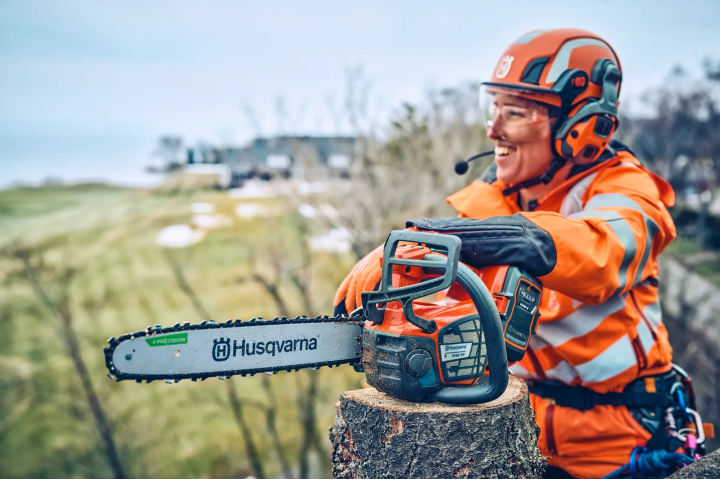 Купити Професійна одноручна акумуляторна пила Husqvarna T542iXP 1,8кВт (9706468-14). Офіційний магазин Хускварна Україна, фірмова гарантія з доставкою по Украіні