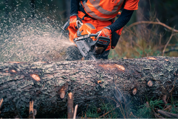 Купити Бензопила Husqvarna 592ХР (9704931-44). Офіційний магазин Хускварна Україна, фірмова гарантія з доставкою по Украіні