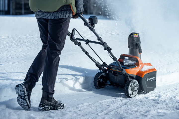 Купить Аккумуляторный снегоочиститель Husqvarna ST 143i (9707890-01). Официальный магазин Хускварна Украина, фирменная гарантия с доставкой по Украине.
