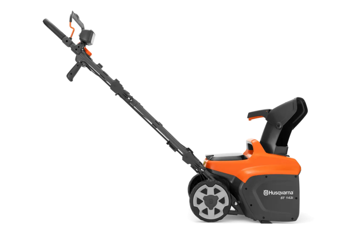 Купить Аккумуляторный снегоочиститель Husqvarna ST 143i (9707890-01). Официальный магазин Хускварна Украина, фирменная гарантия с доставкой по Украине.