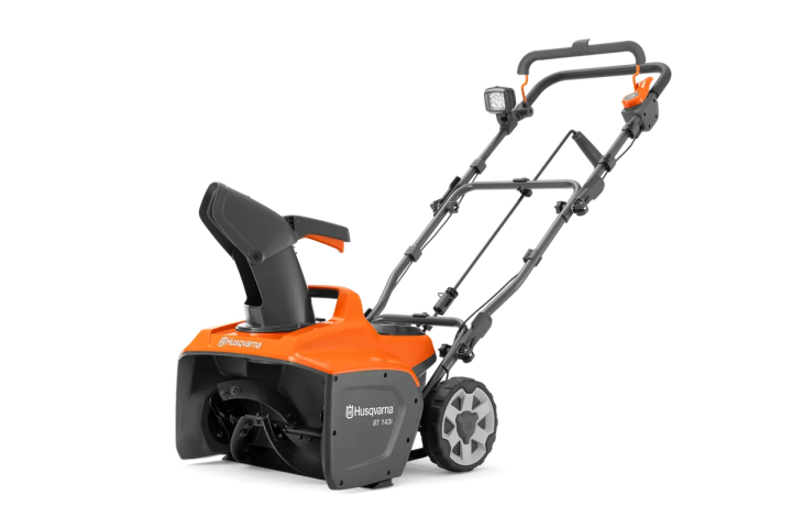 Купить Аккумуляторный снегоочиститель Husqvarna ST 143i (9707890-01). Официальный магазин Хускварна Украина, фирменная гарантия с доставкой по Украине.