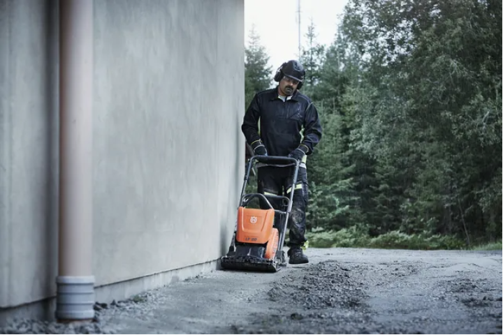 Купити Віброплита Husqvarna LF80 L (бензин) 420мм (9678550-01). Офіційний магазин Хускварна Україна, фірмова гарантія з доставкою по Украіні