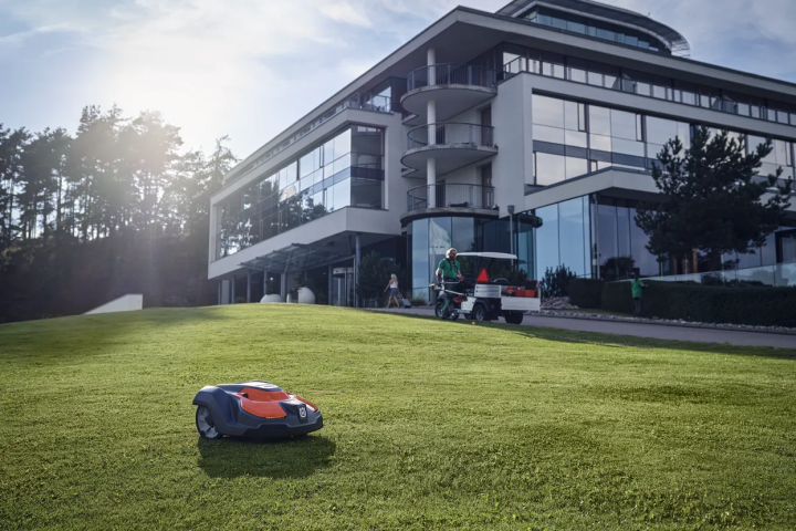 Купить Газонокосилка-робот Husqvarna AM 550 (9676502-11). Официальный магазин Хускварна Украина, фирменная гарантия с доставкой по Украине.