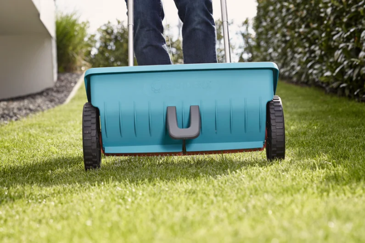 Купити Розкидувач-сівалка Gardena L, 45 см, 12,5 л (00432-20.000.00). Офіційний магазин Хускварна Україна, фірмова гарантія з доставкою по Украіні