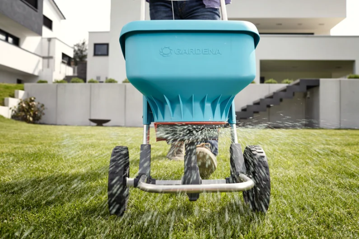 Купити Розкидувач-сівалка Gardena XL, 18 л (00436-20.000.00). Офіційний магазин Хускварна Україна, фірмова гарантія з доставкою по Украіні