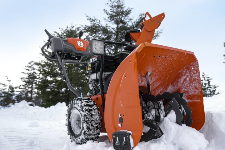 Купити Снігоочисник Husqvarna ST 230 (9705288-01). Офіційний магазин Хускварна Україна, фірмова гарантія з доставкою по Украіні