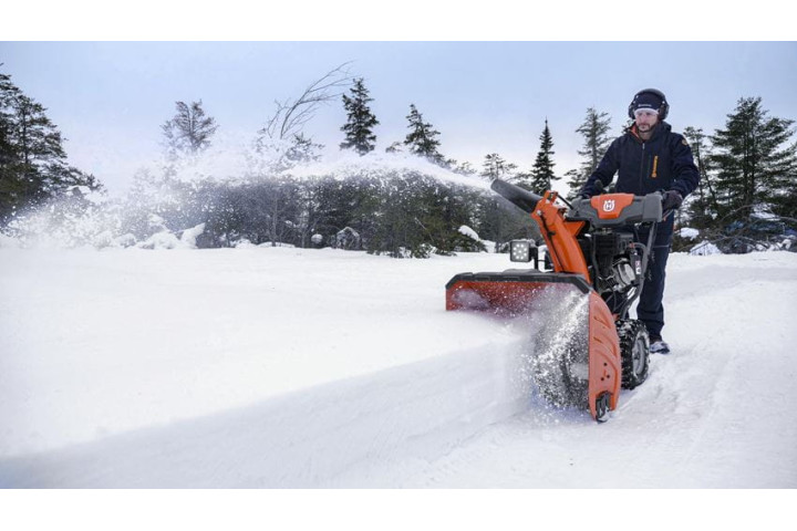 Купить Снегоочиститель Husqvarna ST 330 (9705291-01). Официальный магазин Хускварна Украина, фирменная гарантия с доставкой по Украине.