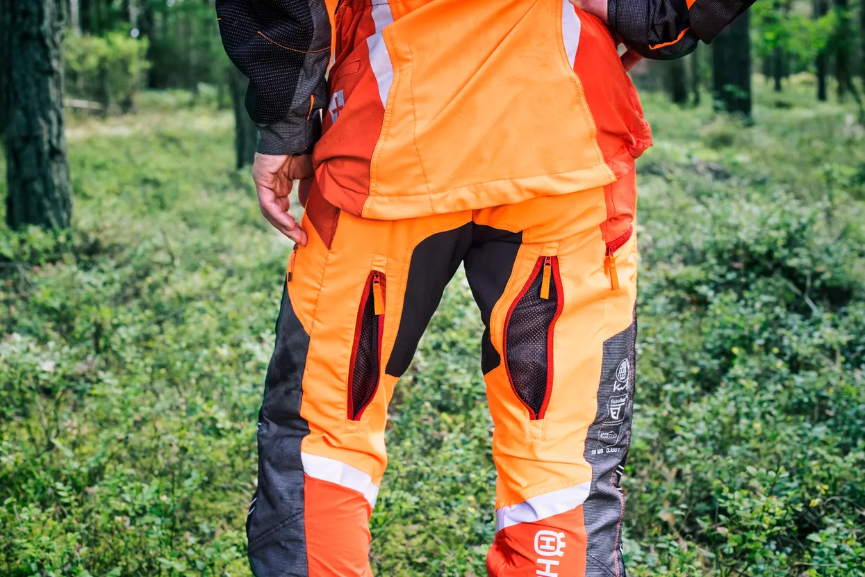Ventilation zippers on back of legs